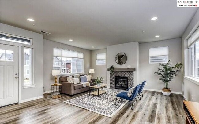 Building Photo - Banyan Grove, Bremerton: Charming 4-Bedroo...