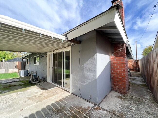 Building Photo - 432 Holland Dr