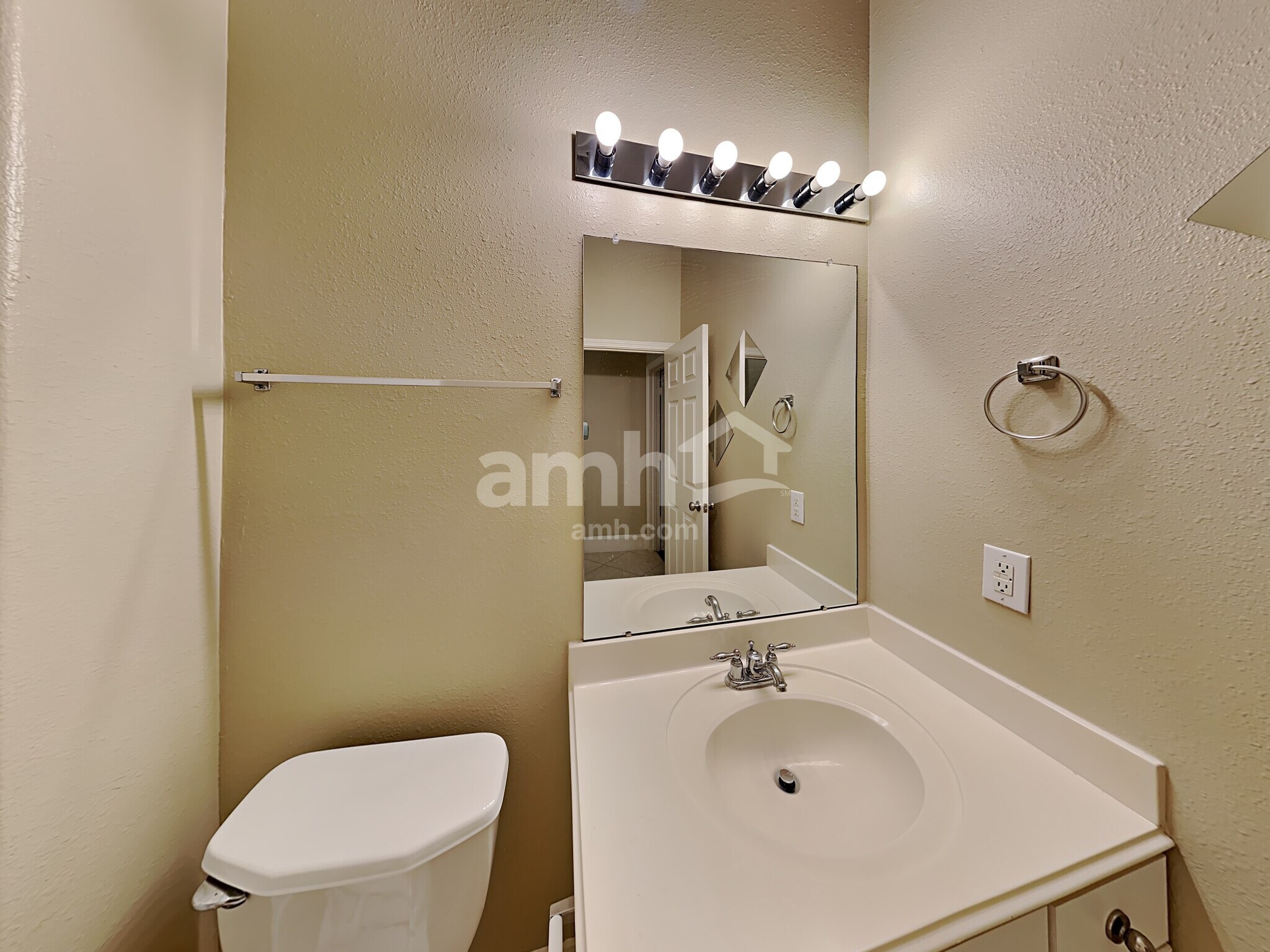 Building Photo - 15831 Collinsville Dr