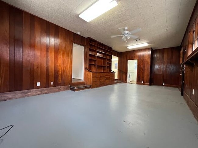 Building Photo - 2420 White Oak Dr