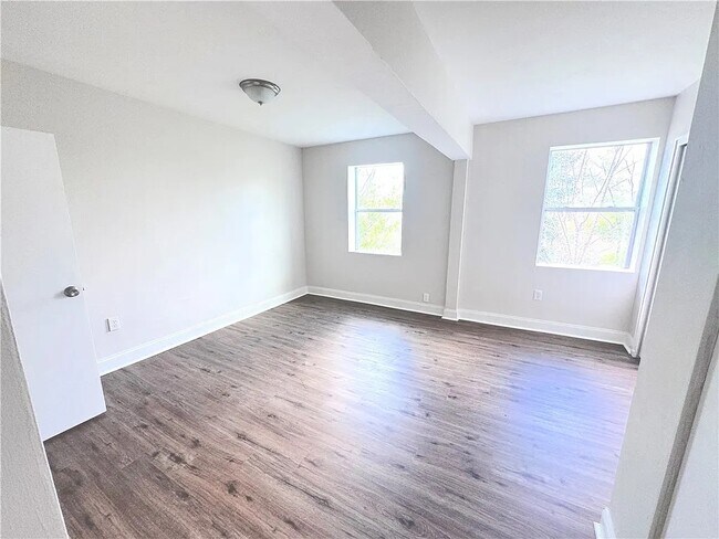 Building Photo - 2528 Homehurst Ave