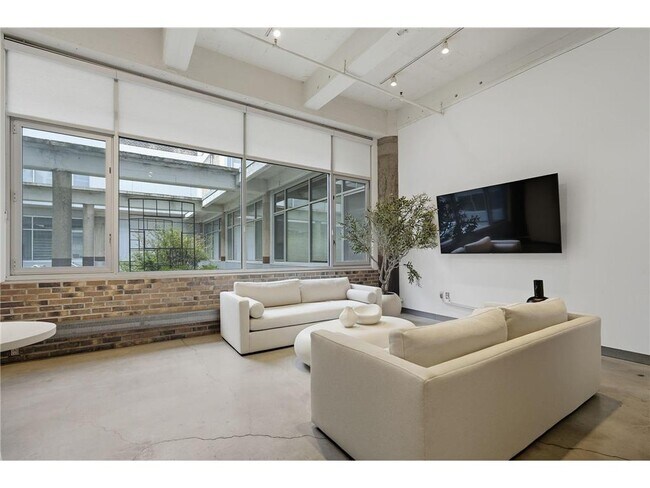 Building Photo - 700 N Washington Ave