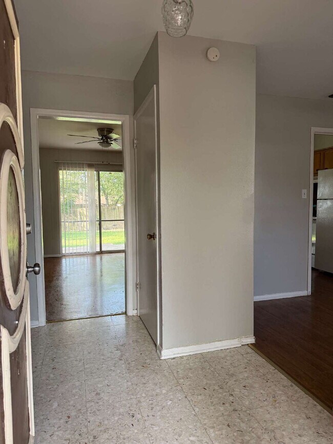 Building Photo - Open Kitchen, Warm Interior, Large Living ...
