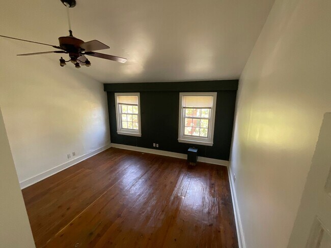 Building Photo - 624 Catharine St