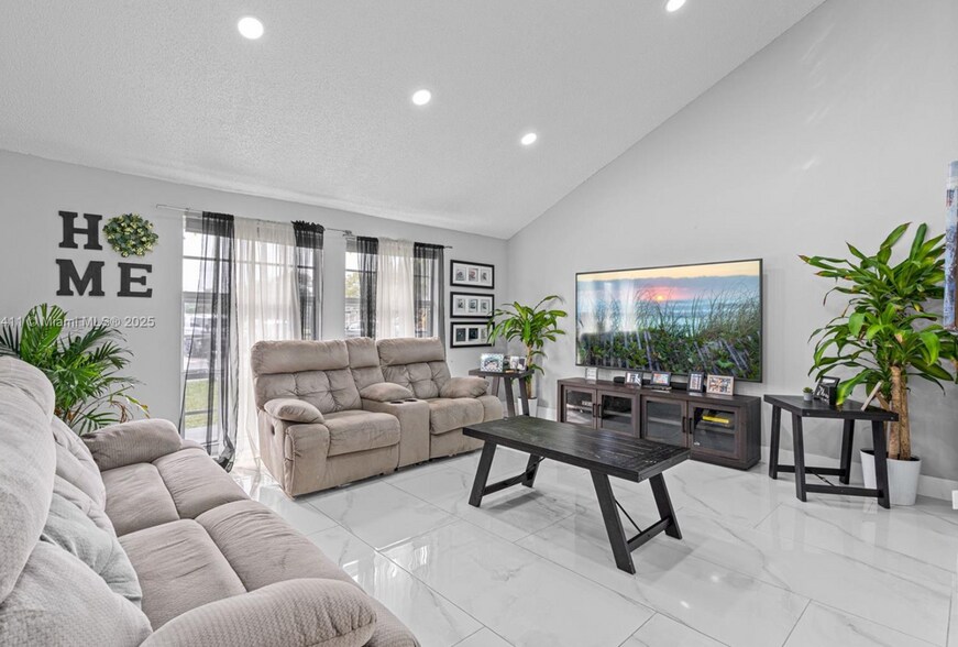 Building Photo - 8351 SW 39th Ct