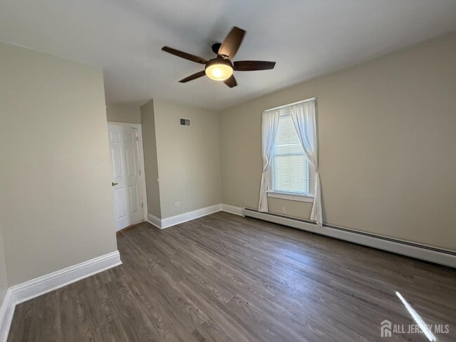 Building Photo - 628 Grove Ave