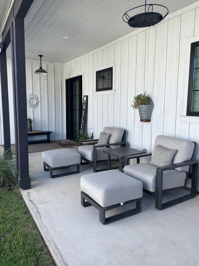 Large Front Porch - 19601 Flying J Blvd