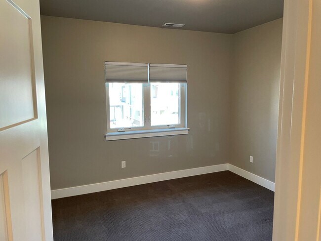 Building Photo - 2689 Blackbird Dr