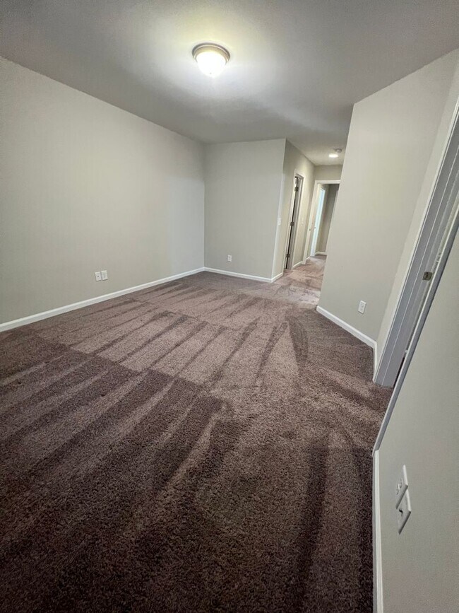 Building Photo - 3 Bedroom/2.5 Bath Townhome in Lakeview Commons