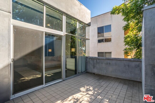 Building Photo - 900 N W Knoll Dr