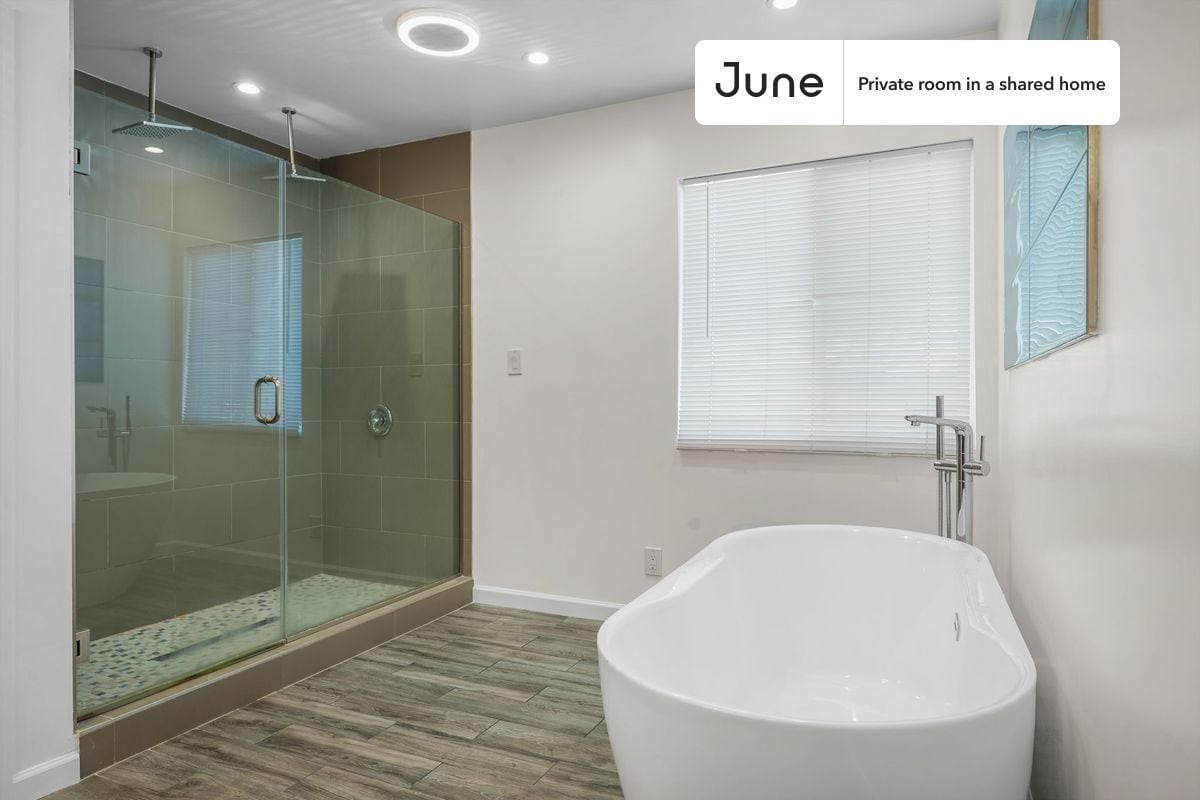 Building Photo - Room in Shared 4 bed/2 bath home