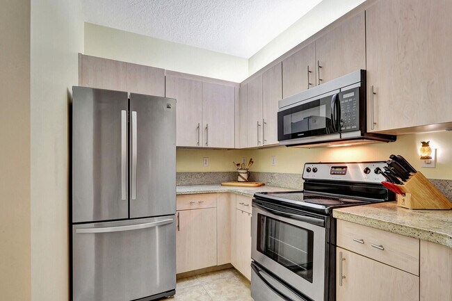 Building Photo - 100 Uno Lago Dr