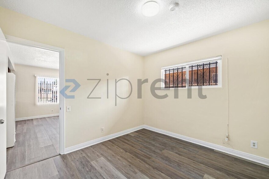 Building Photo - Unit 1
