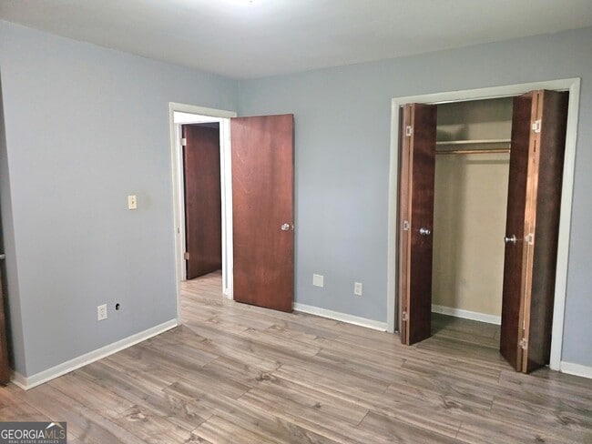 Building Photo - 5690 Deerfield Ct
