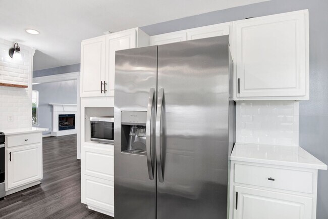 Building Photo - 4-bedroom, 2.5-bath home near Cordova Park