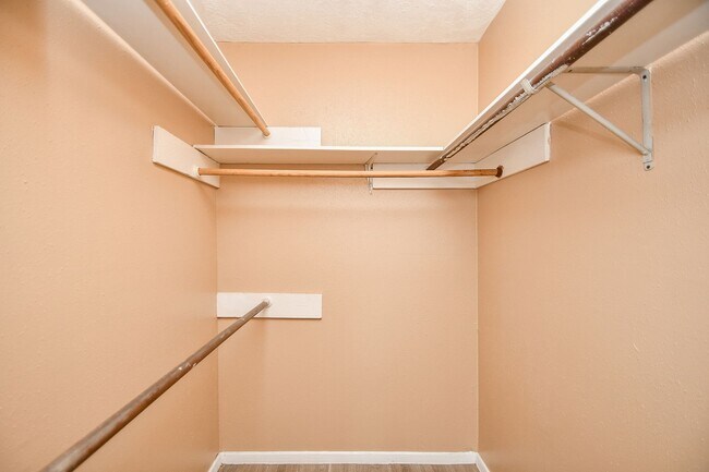 Building Photo - Nice duplex is back on the market