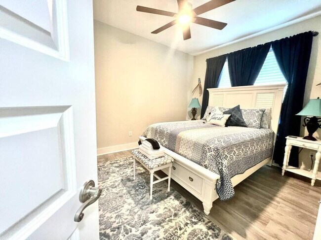 Building Photo - 5402 Pinetree Ave