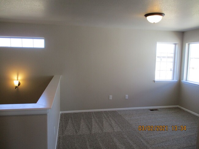 Building Photo - 4 Bed, 2.5 Bath - 2 Story Home in Windsor'...