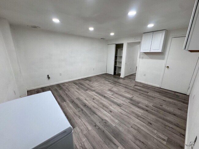 Building Photo - 2507 Rainbow Dr