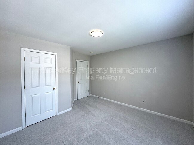 Building Photo - 204 Straywhite Ave