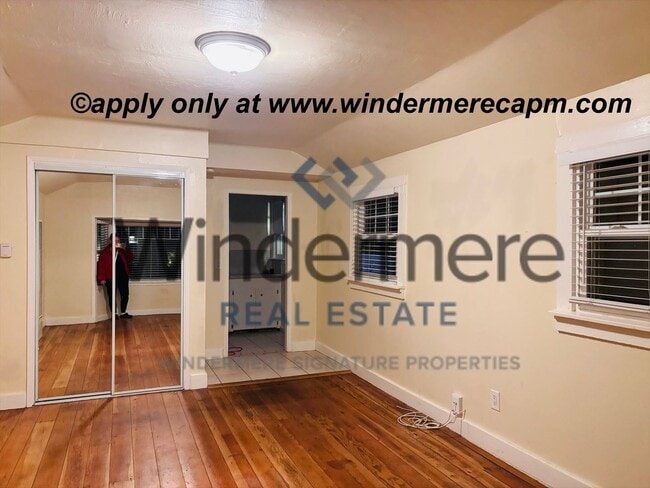 Building Photo - Charming studio home in North Oak Park