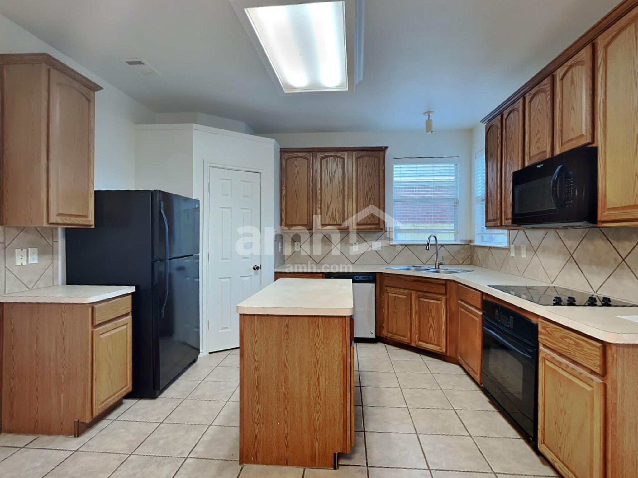 Building Photo - 4825 Summer Oaks Ln