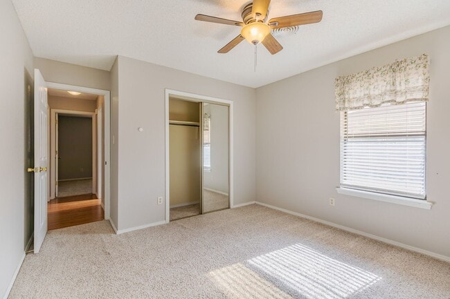 Building Photo - Charming 3 Bedroom 2 Bathroom - Spacious & Fenced Backyard