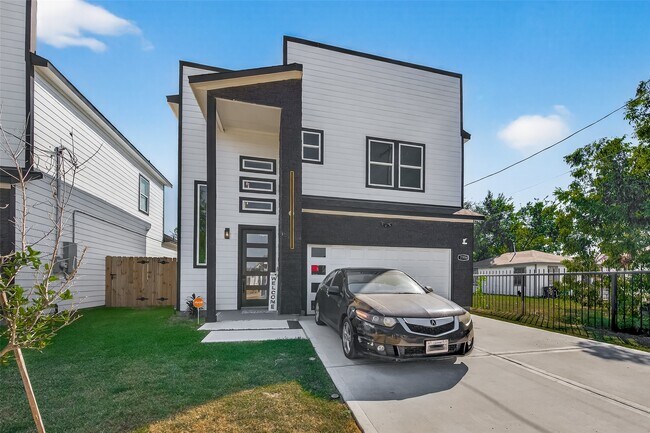 Primary Photo - 7994 Kenton St