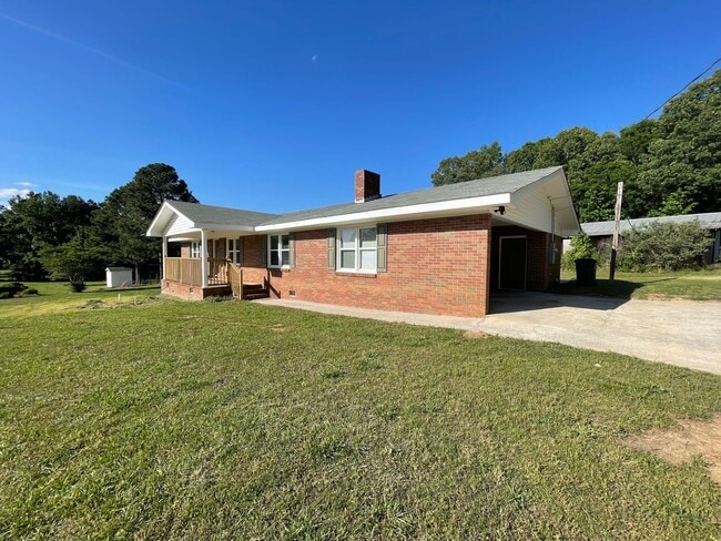 Building Photo - Completely remodeled 3/2 House- $2,150
