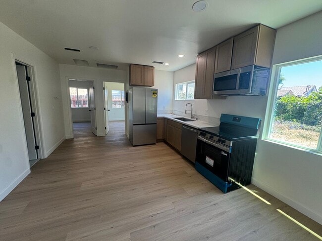 Building Photo - 2 bedroom 1 bath for rent in the College Area.