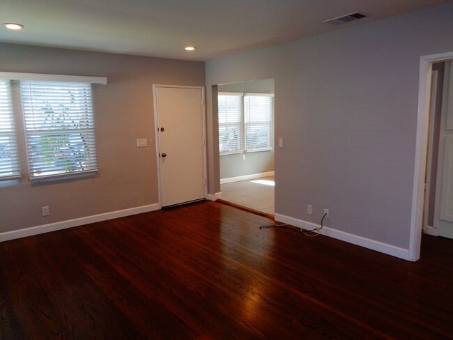 Building Photo - 2 Bedroom 1 Bath Ground Floor Apartment fo...