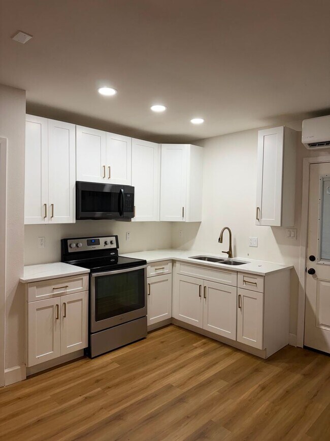 Building Photo - Charming 1-Bedroom Home in a Prime Northwest Location