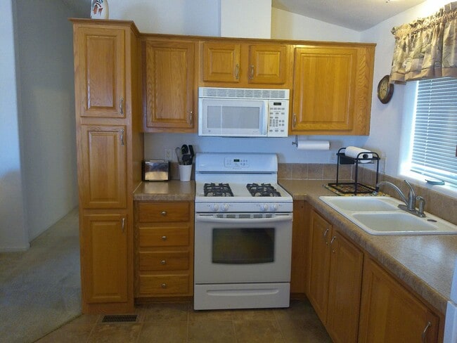 Building Photo - WInter Rental Oct to April 2026