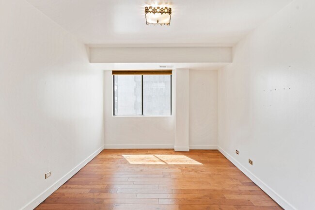 Building Photo - Stunning 2BD/2BA Condo Located in the hear...