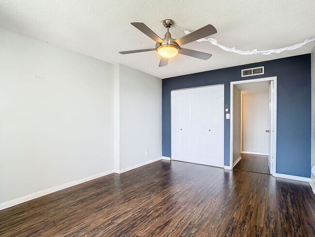 Building Photo - 7400 Sun Island Dr S