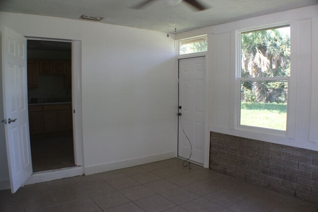 Building Photo - 2 Bed Home in Quiet Neighborhood