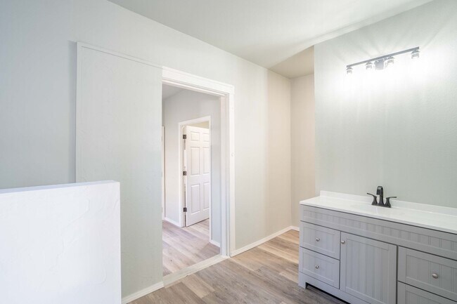 Building Photo - Prime Location! 2bed/ 2 bath! Schedule a tour today!