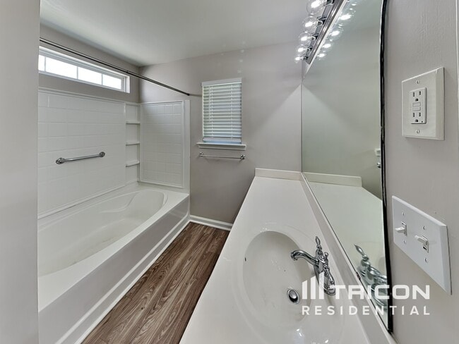 Building Photo - 2117 Clear Brook Dr