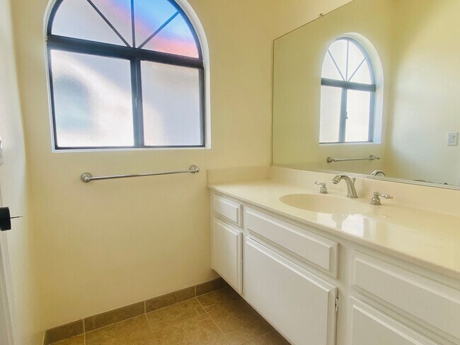 Building Photo - Calabasas Two-Story 4b/3b Beautifully & Mo...