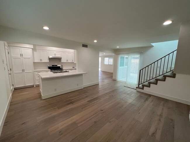 Building Photo - Pierpont Beach House for Lease!