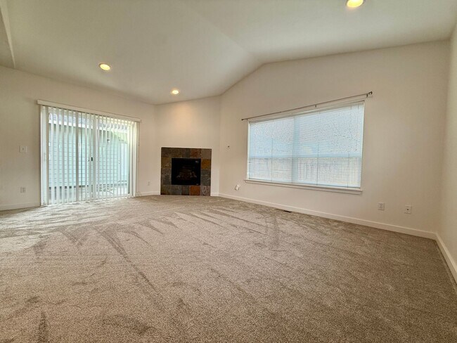 Building Photo - SCHEDULE A TOUR TO VIEW THIS VERY SPACIOUS HOME IN REDMOND!!
