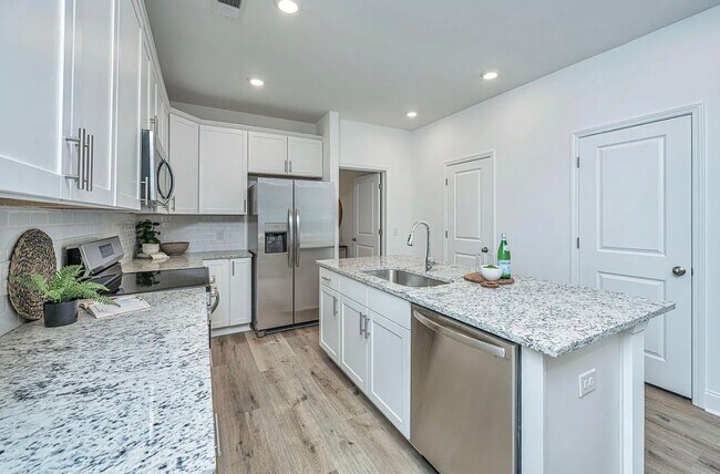 Building Photo - 102 Twin Rivers Dr
