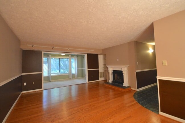 Building Photo - Updated Terrace Level 2 BR/ 2 BA Condo in ...