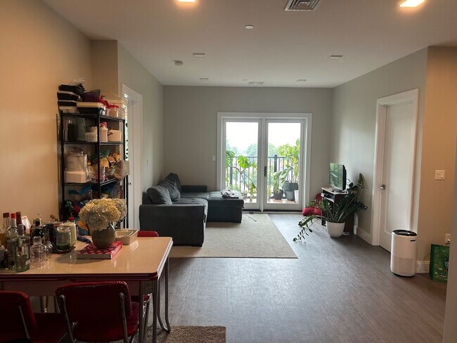 Building Photo - Luxury Condo Style 2 Bed plus, 2 Bath Apartment!