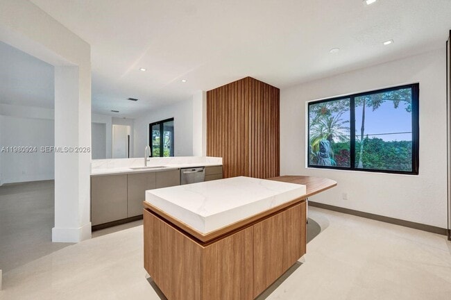 Building Photo - 4100 E Gardenia Ave