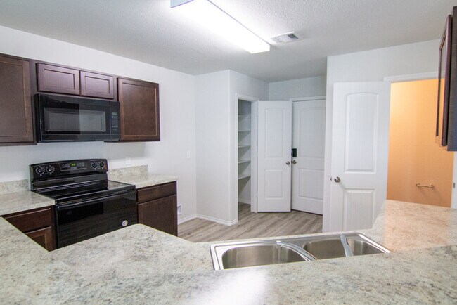 Building Photo - Leonard Crossing - 1006 Rice Drive, Bryan,...