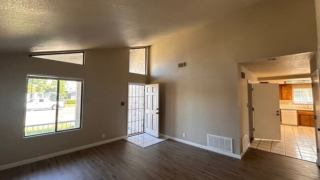 Building Photo - 738 Evergreen Way