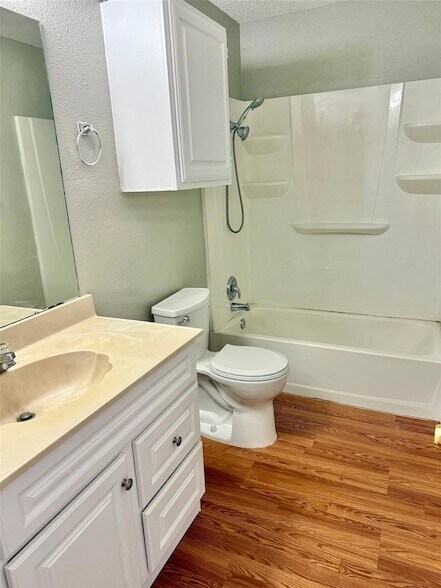 Building Photo - 505 Hedgewood Dr