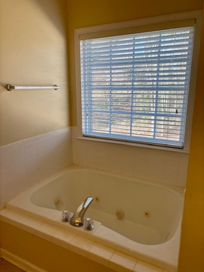 Building Photo - AVAILABLE NOW - 3 Bedroom 2.5 Bath Home in North Augusta!