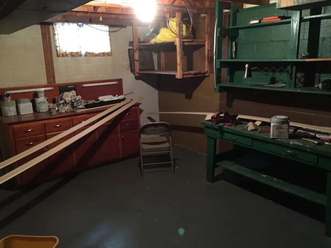 Building Photo - 2 Bedroom Single-Family Home with Garage